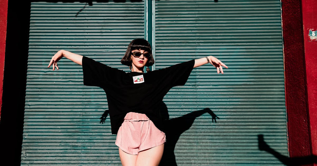 Styling 90s Sunglasses With Modern Outfits - vintage sunglasses modern street style outfit contrast